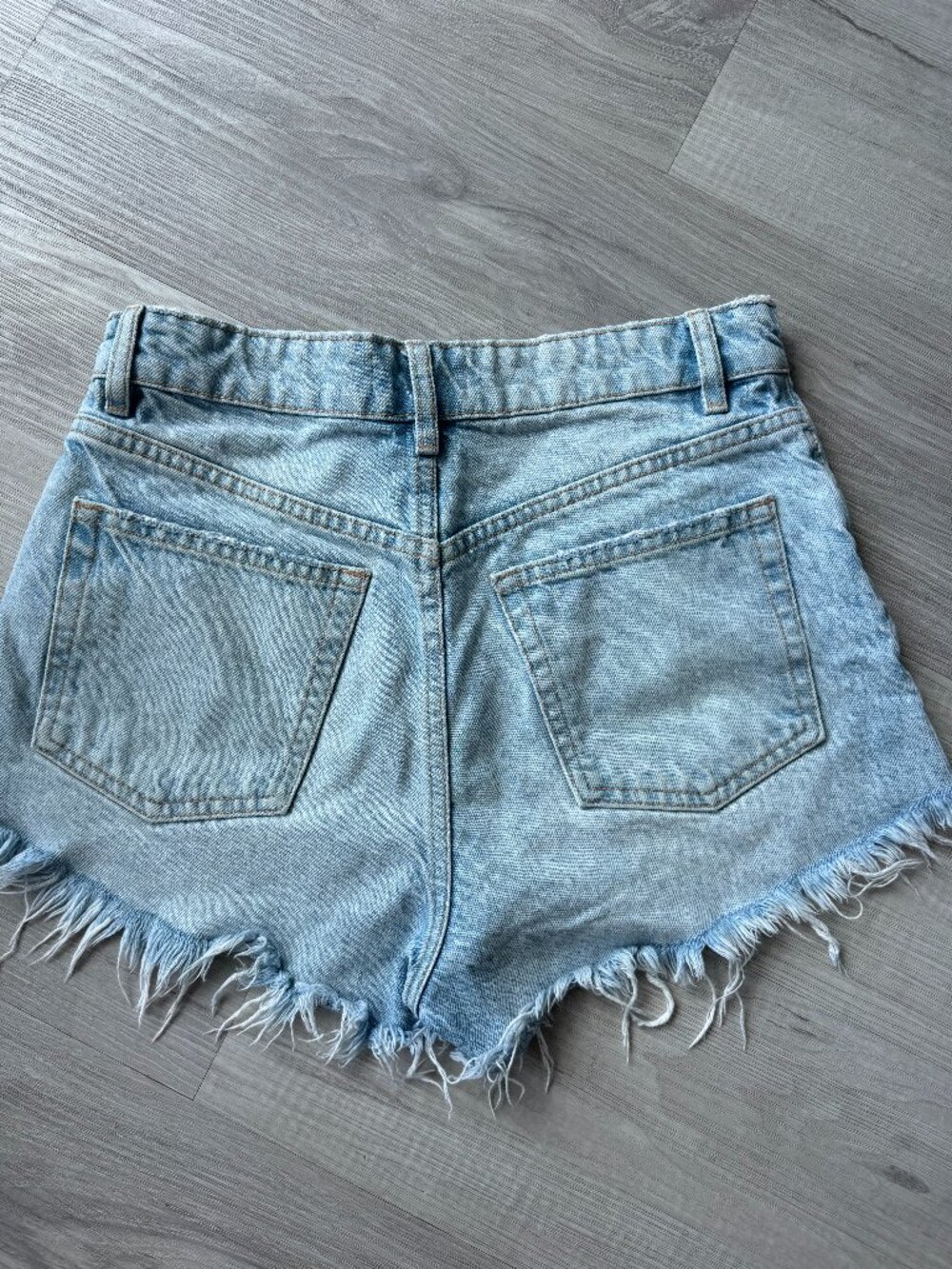 ZARA TRF Mid-Rise Ripped Denim Shorts Light Wash Raw Hem Size US 4 / EU 36 - Picture 9 of 12